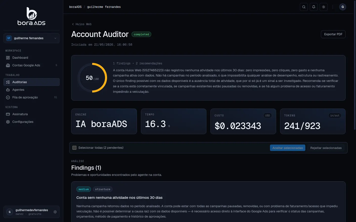 Tela do Account Auditor do boraADS com score de saúde da conta e lista priorizada de achados
